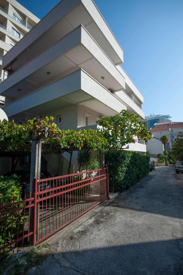בודווה Mandir Apartments - Center מראה חיצוני תמונה